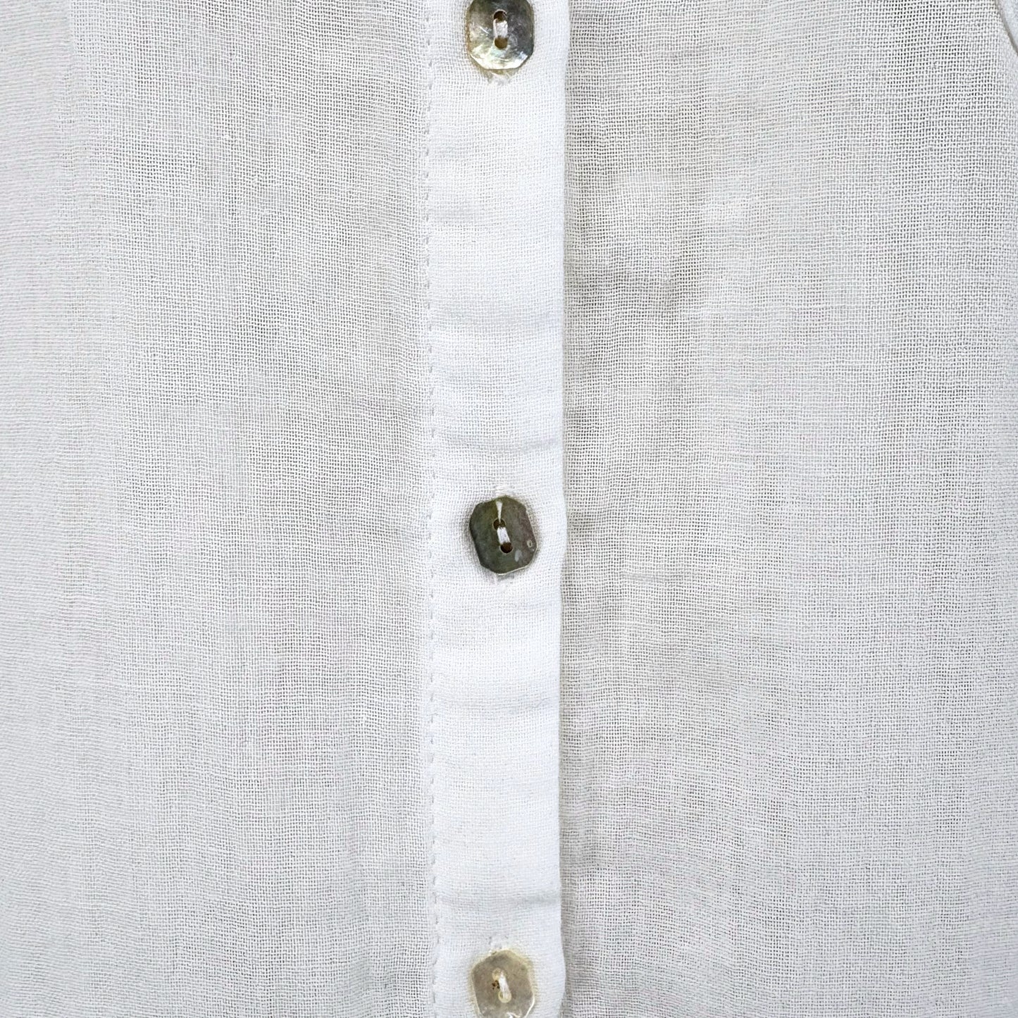 しあわせボタンの柔らかブラウス