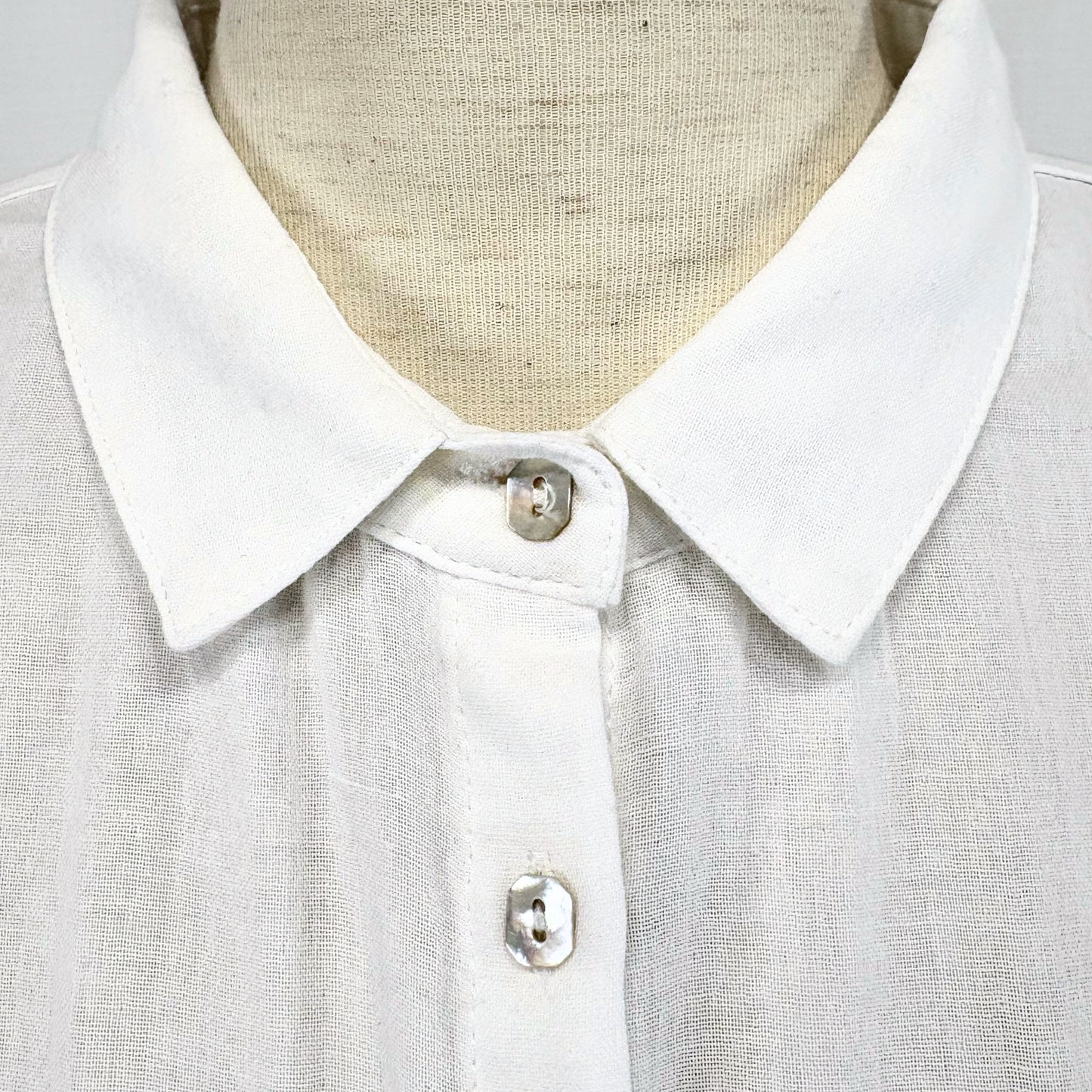 しあわせボタンの柔らかブラウス