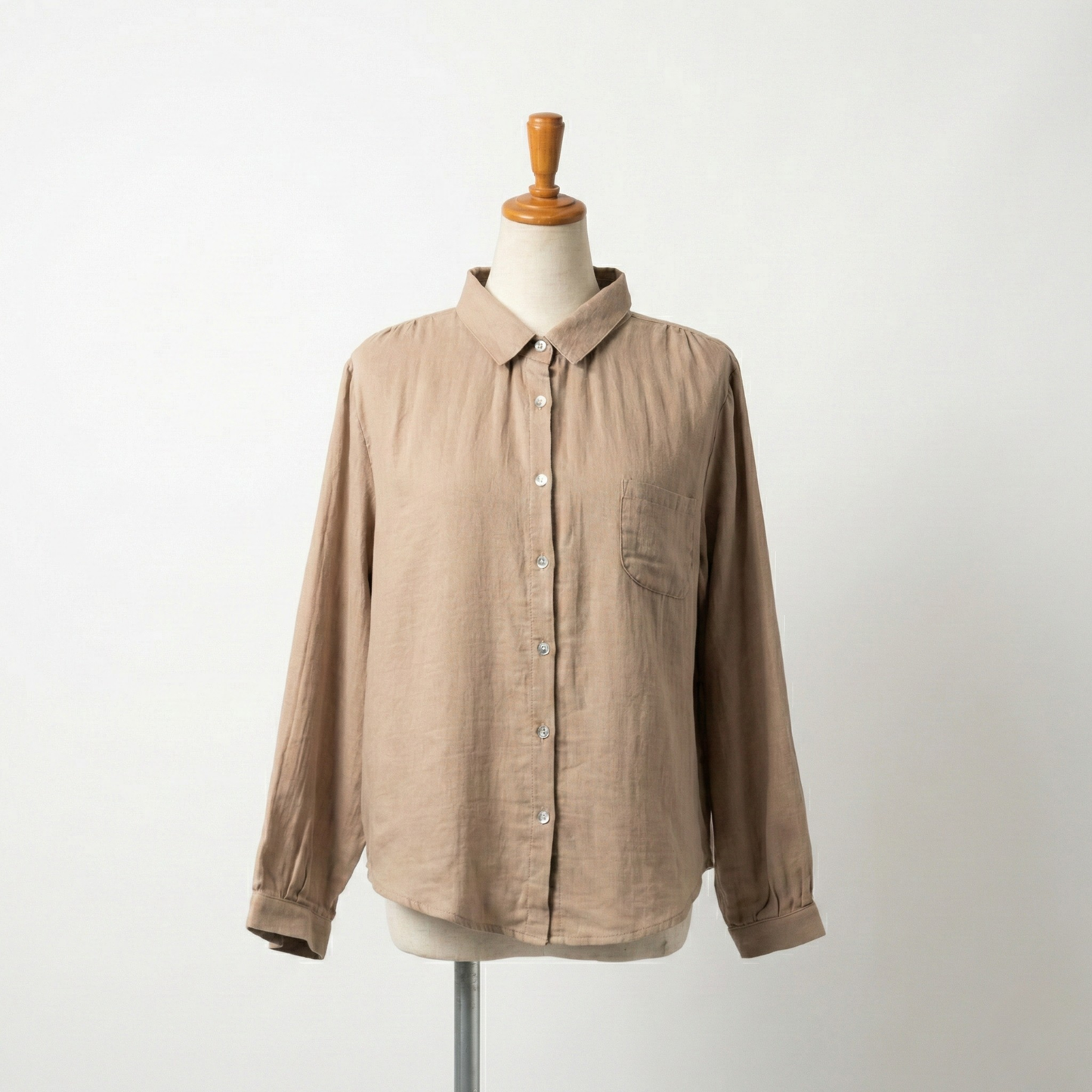 しあわせボタンの柔らかブラウス